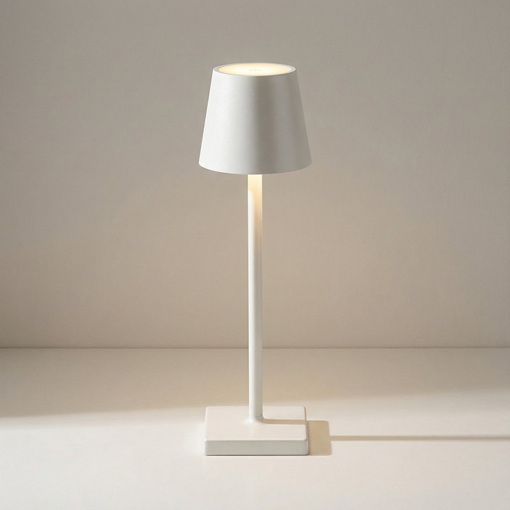 Lampe à poser tactile rechargeable — Aline