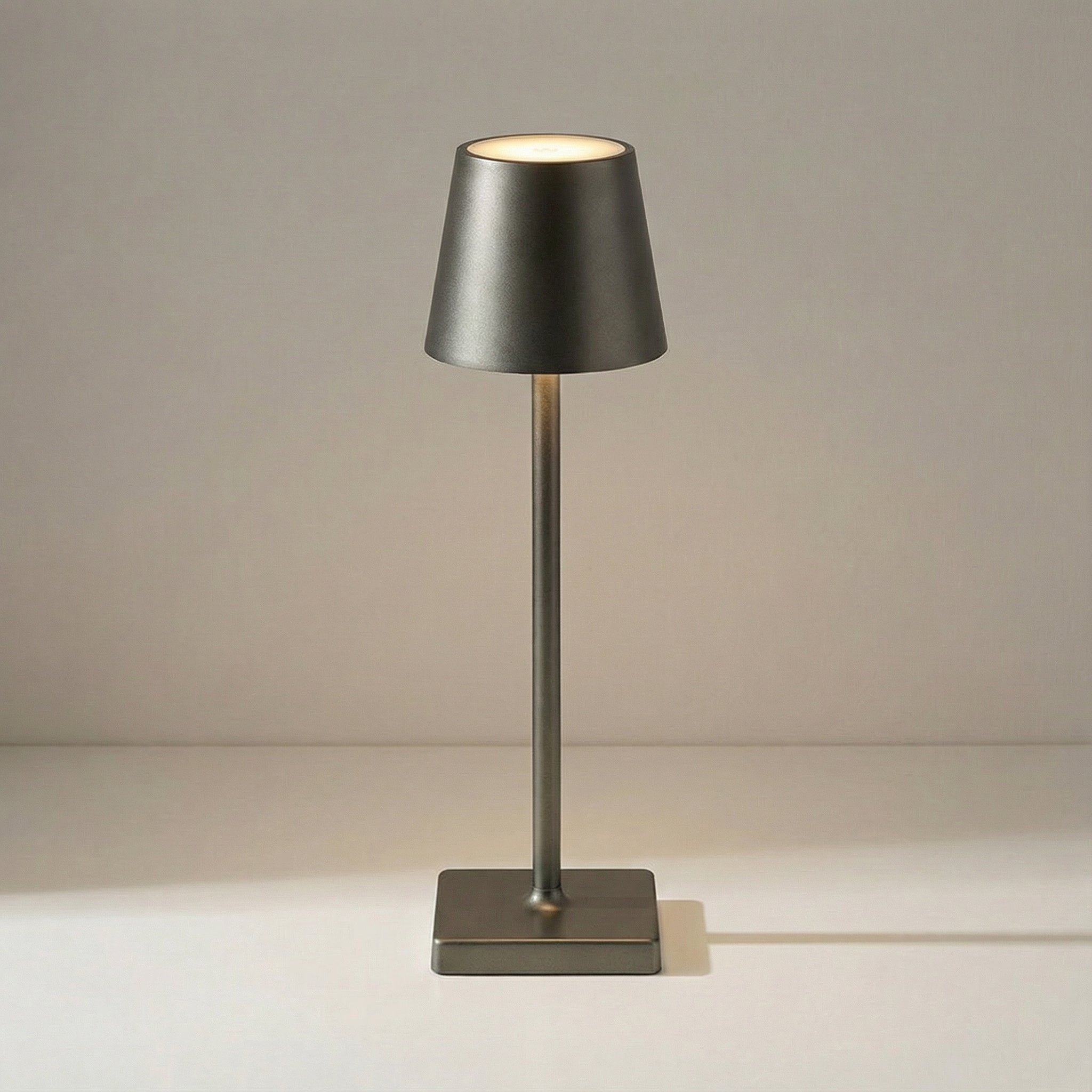Lampe à poser tactile rechargeable — Aline