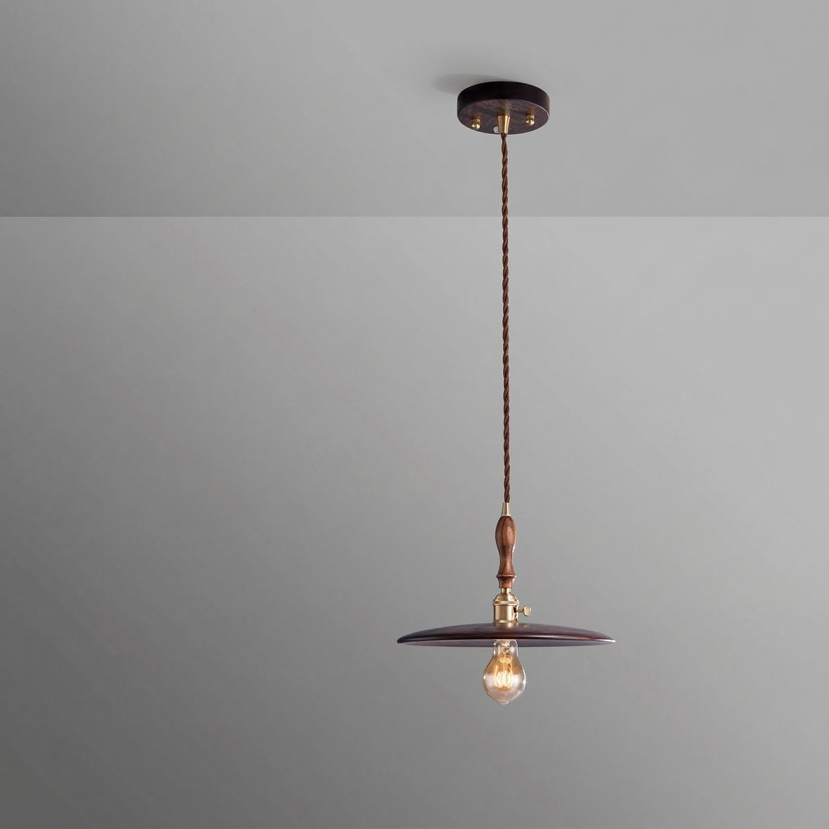 Suspension en noyer et laiton — Colette