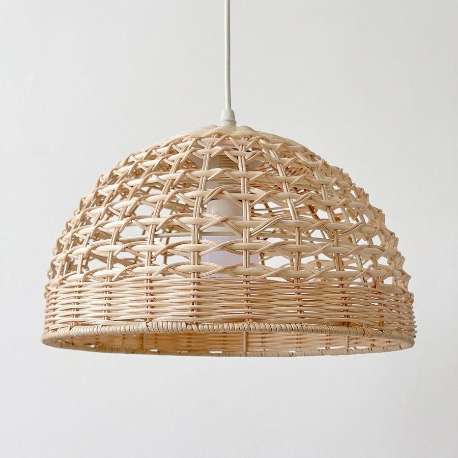 Rotin — suspension tressée, ombres filtrées