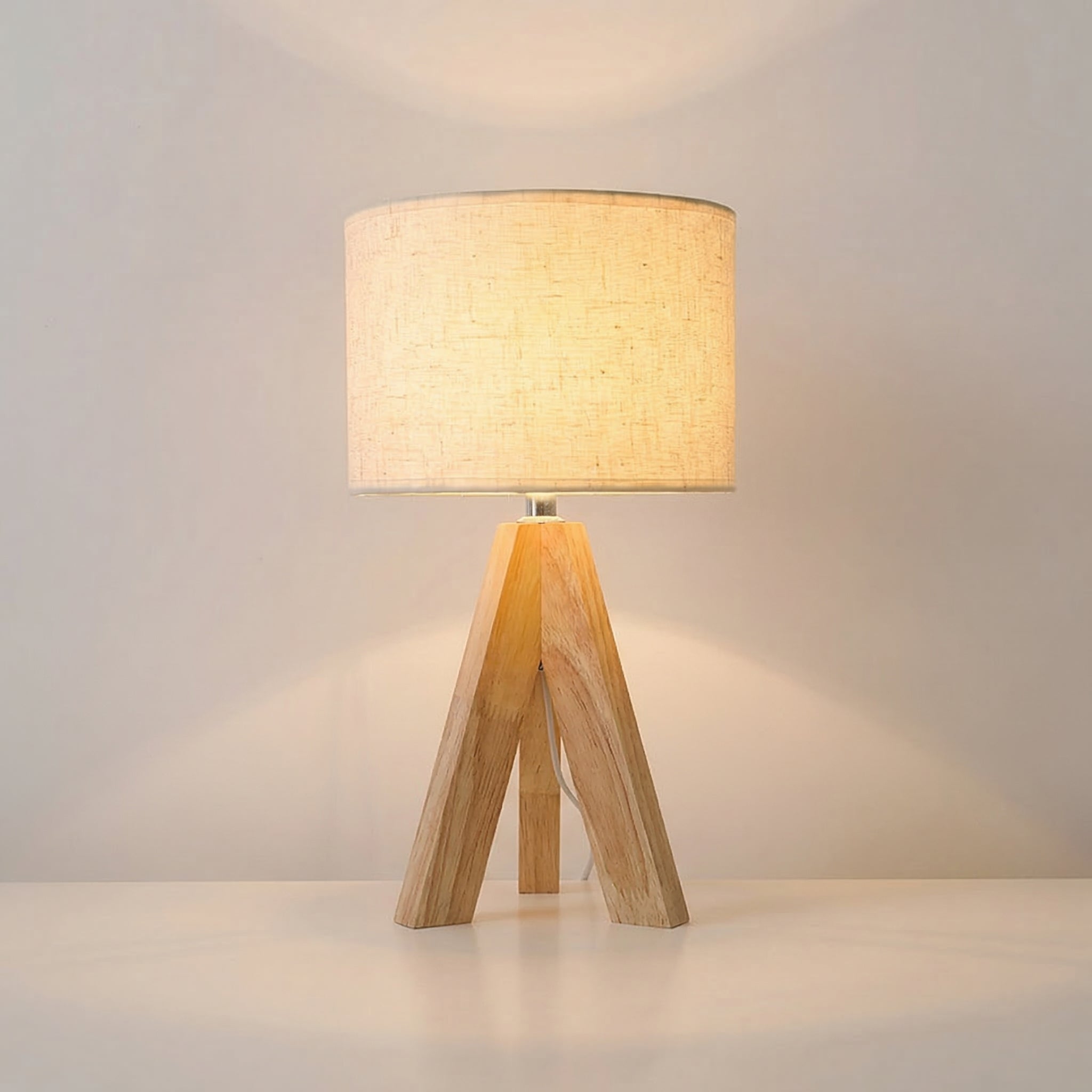 Lampe à poser trépied bois — Brigitte
